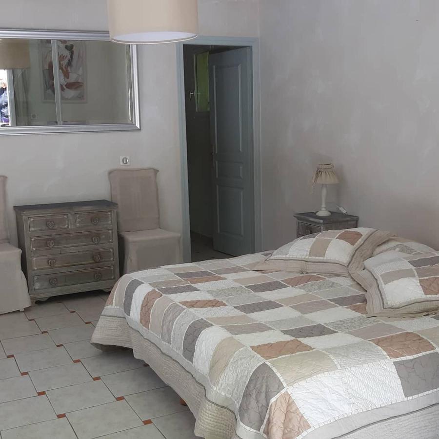 Bed and Breakfast Mas Des Cigognes Le Thor Esterno foto
