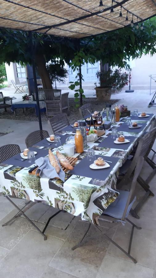 Bed and Breakfast Mas Des Cigognes Le Thor Esterno foto