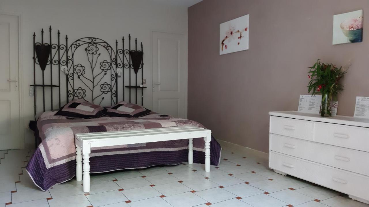 Bed and Breakfast Mas Des Cigognes Le Thor Esterno foto