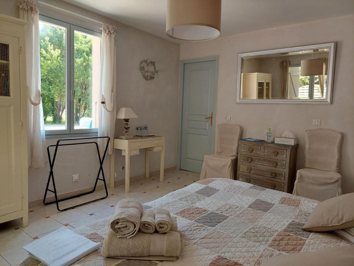Bed and Breakfast Mas Des Cigognes Le Thor Esterno foto