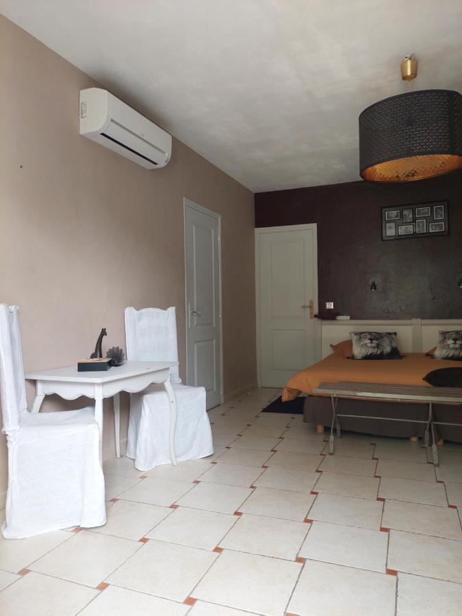 Bed and Breakfast Mas Des Cigognes Le Thor Esterno foto