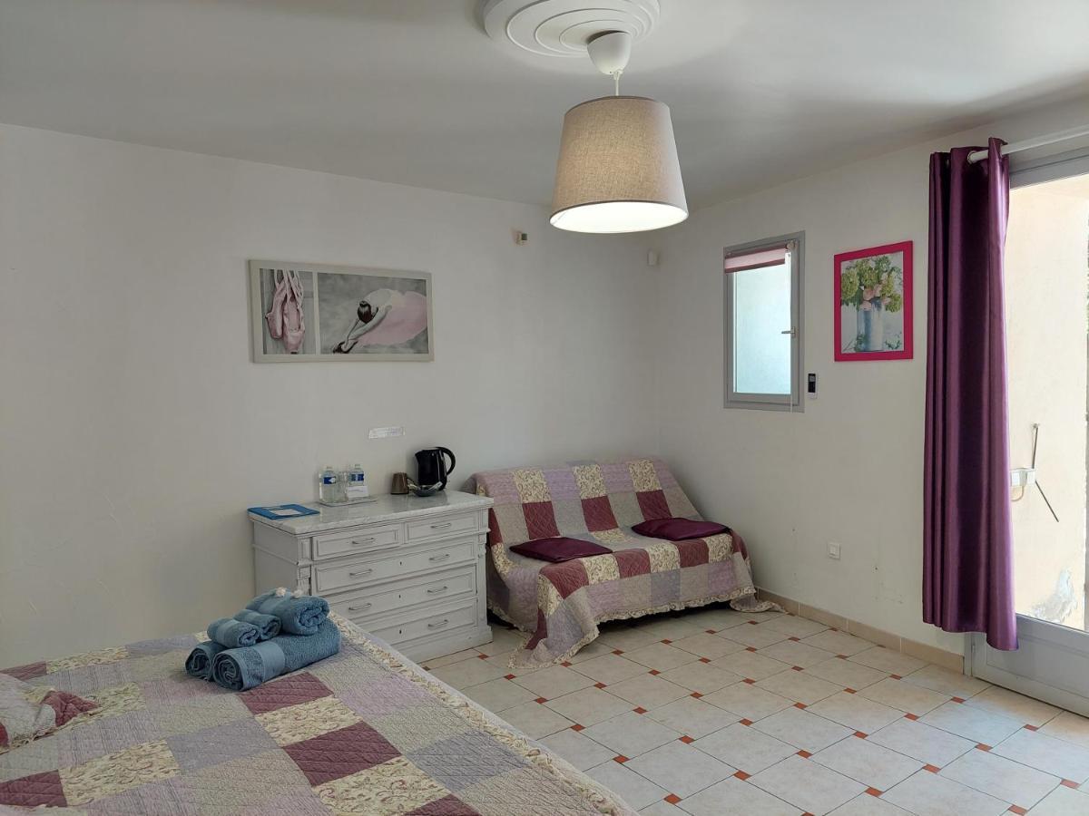 Bed and Breakfast Mas Des Cigognes Le Thor Esterno foto
