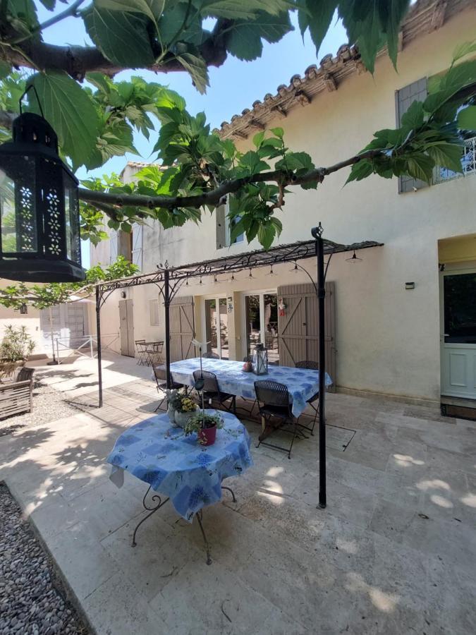 Bed and Breakfast Mas Des Cigognes Le Thor Esterno foto