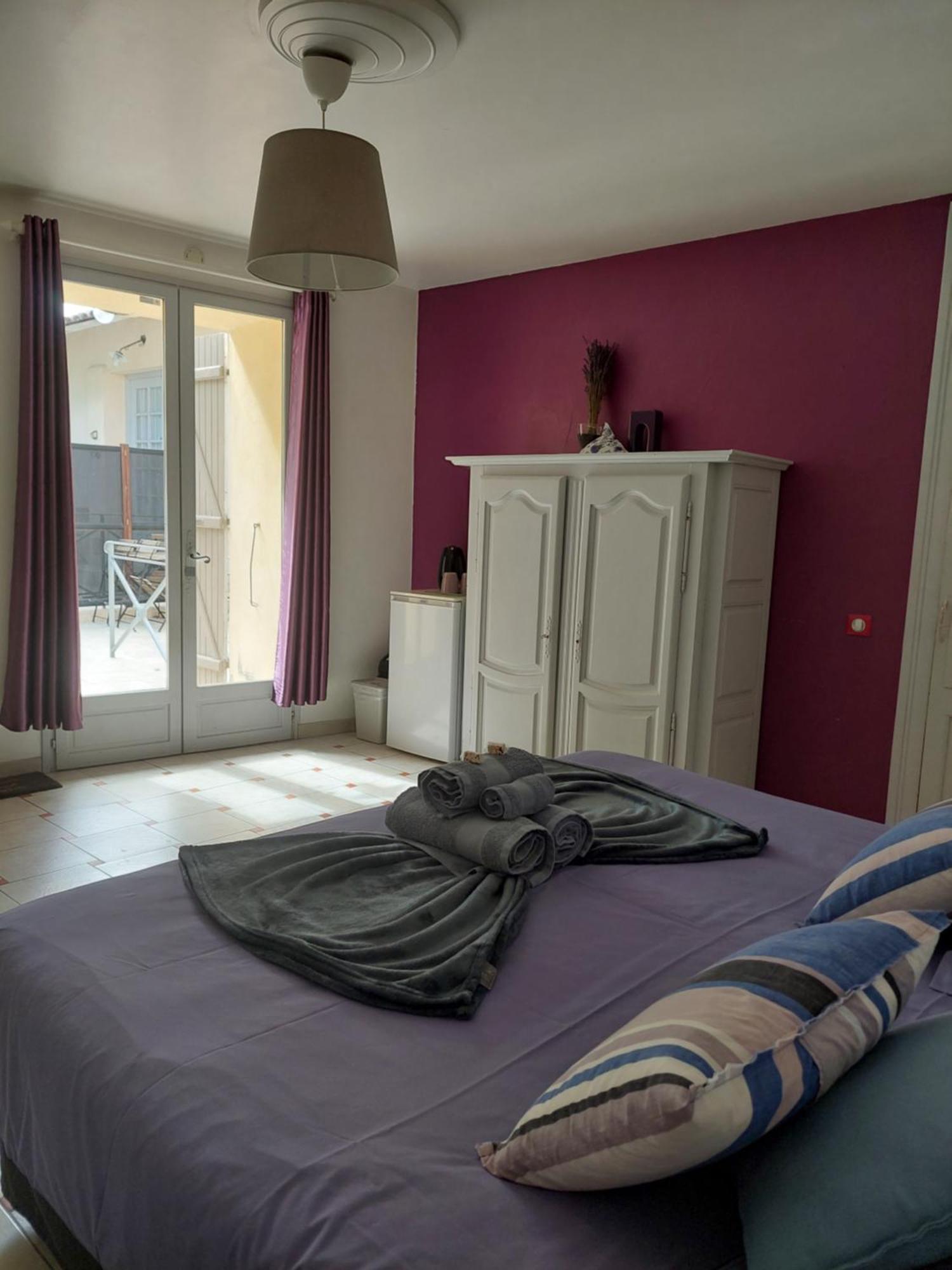 Bed and Breakfast Mas Des Cigognes Le Thor Esterno foto