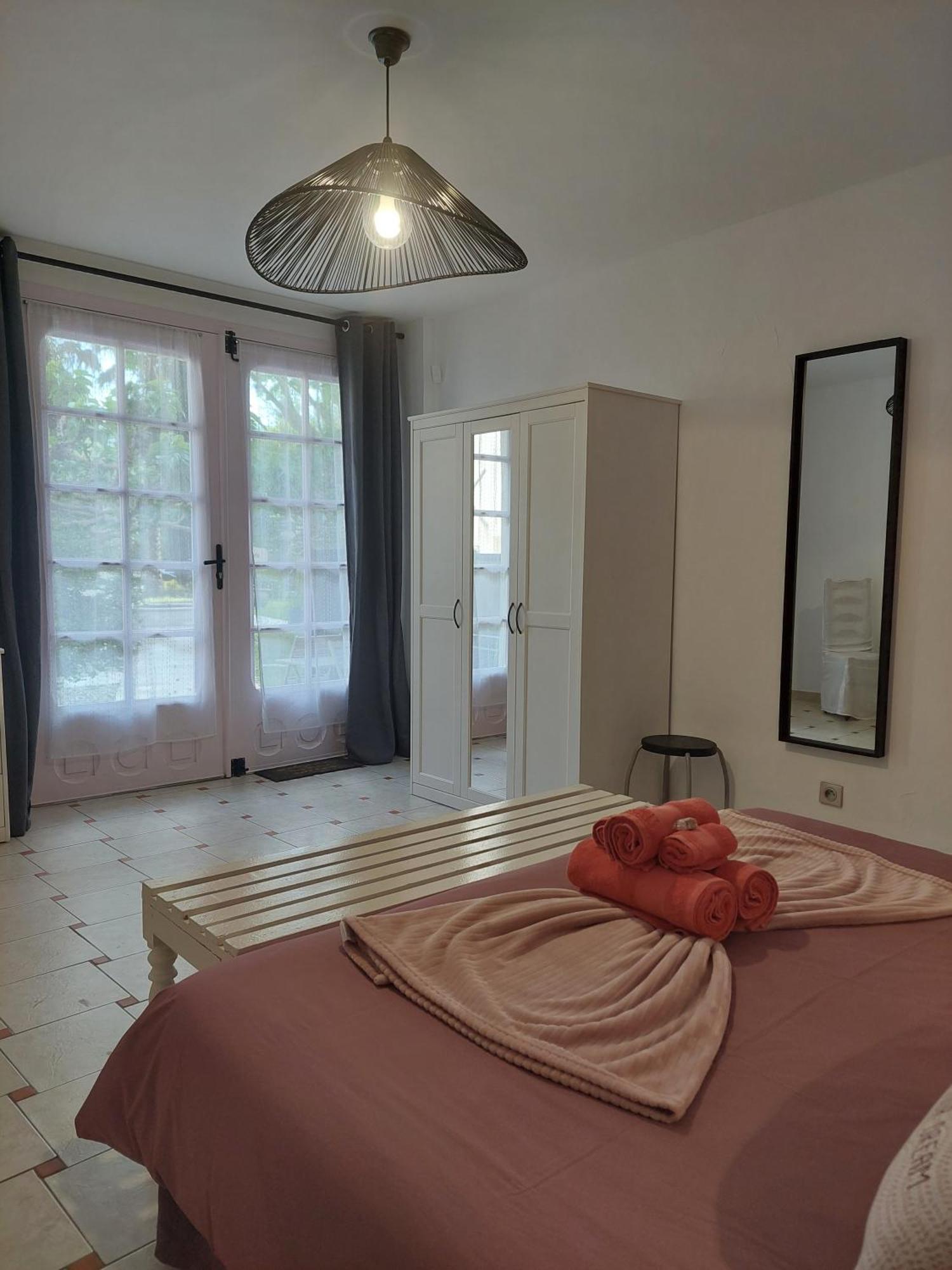 Bed and Breakfast Mas Des Cigognes Le Thor Esterno foto