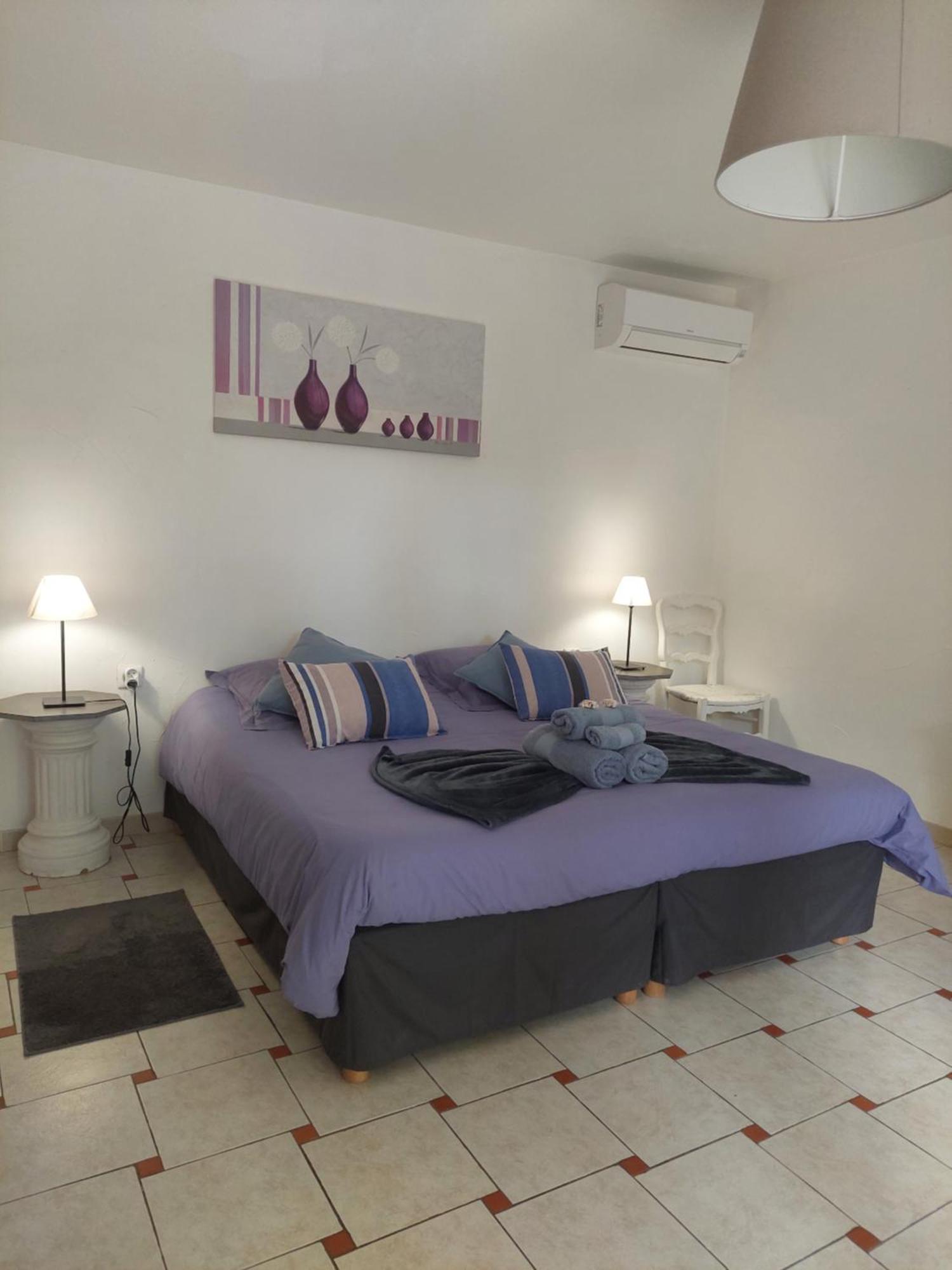 Bed and Breakfast Mas Des Cigognes Le Thor Esterno foto