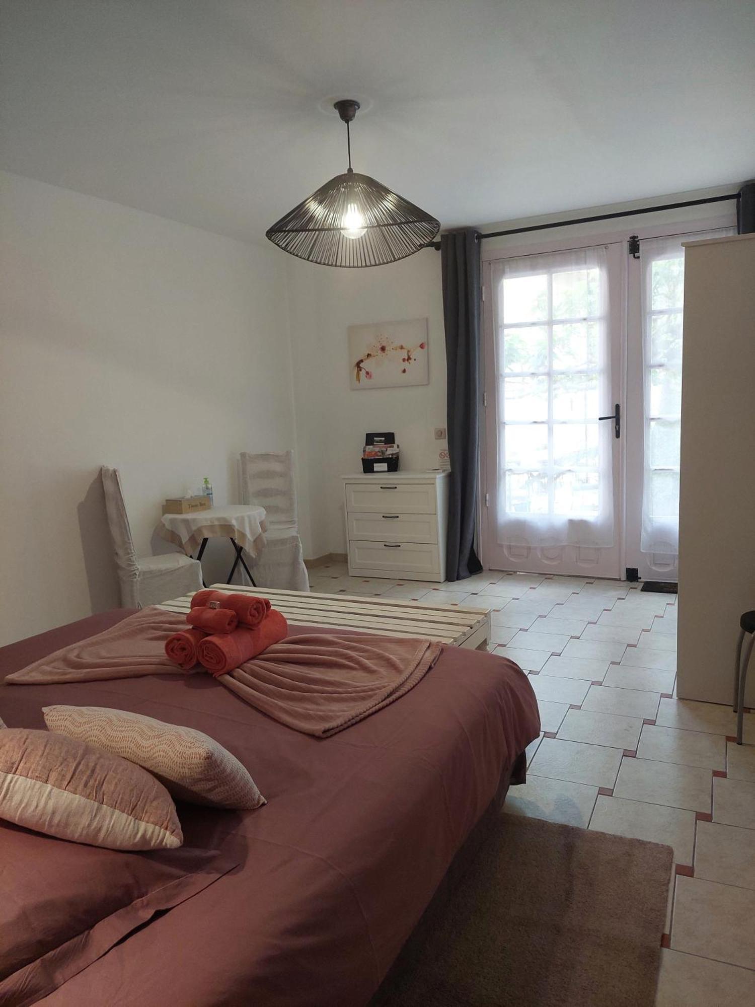 Bed and Breakfast Mas Des Cigognes Le Thor Esterno foto