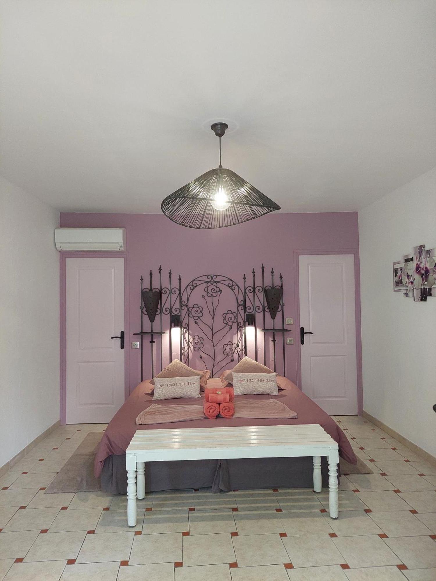 Bed and Breakfast Mas Des Cigognes Le Thor Esterno foto