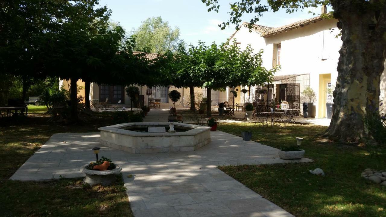 Bed and Breakfast Mas Des Cigognes Le Thor Esterno foto