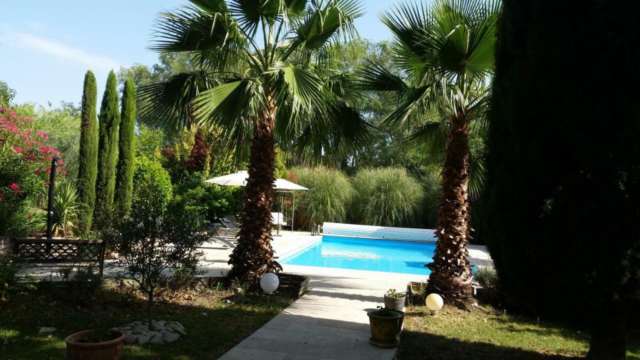 Bed and Breakfast Mas Des Cigognes Le Thor Esterno foto